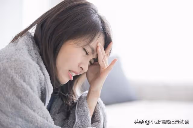 臨訂婚去見男友家長,看到男友母親脖子上的吊墜後,我直接分手