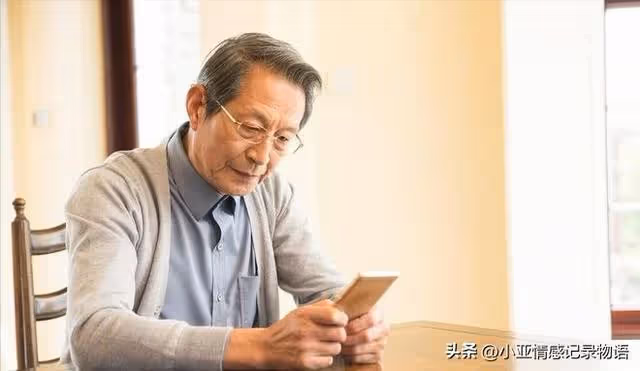 臨訂婚去見男友家長,看到男友母親脖子上的吊墜後,我直接分手