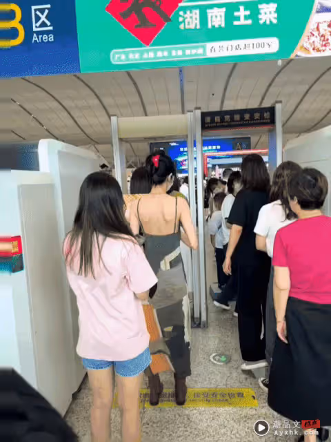 迪麗熱巴車上看書被拍!挨酸:作秀