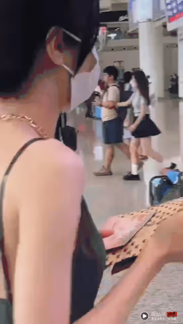 迪麗熱巴車上看書被拍!挨酸:作秀