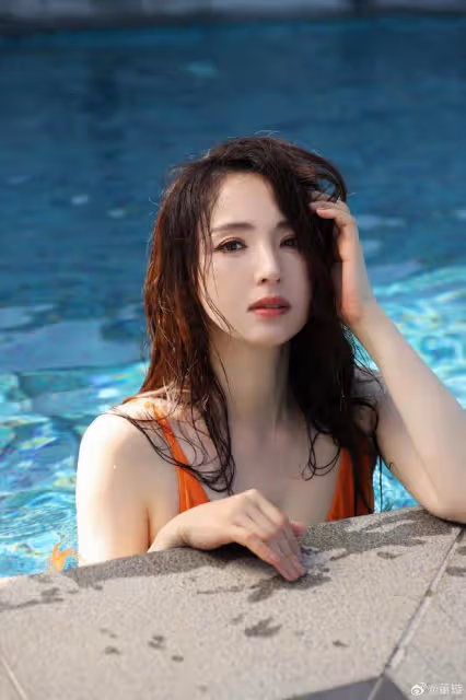 43歲董璇曬泳裝照秀辣媽身材,膚白貌美好年輕,零贅肉曲線超養眼
