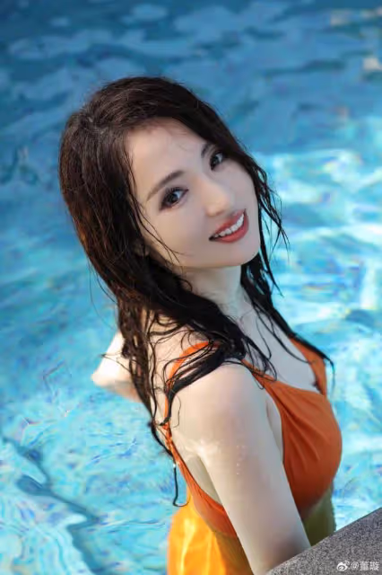 43歲董璇曬泳裝照秀辣媽身材,膚白貌美好年輕,零贅肉曲線超養眼