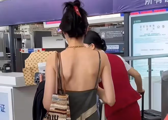 谷愛凌出席活動穿低胸短裙,怕走光拽完下面拽上面,被指又當又立