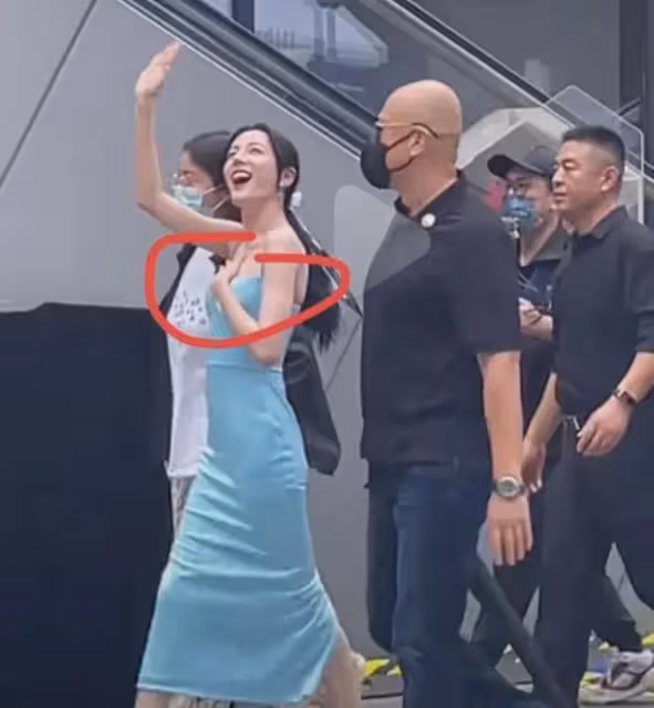 谷愛凌出席活動穿低胸短裙，怕走光拽完下面拽上面，被指又當又立