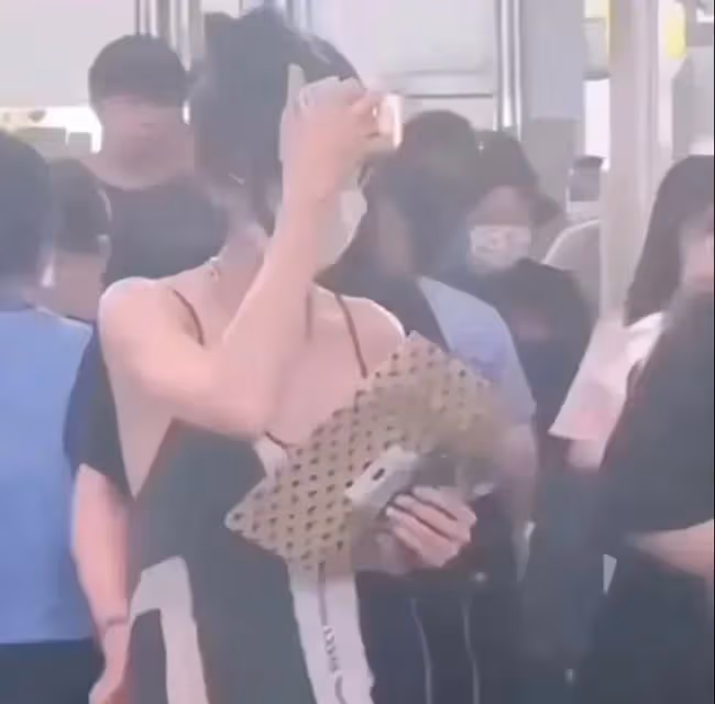 谷愛凌出席活動穿低胸短裙，怕走光拽完下面拽上面，被指又當又立