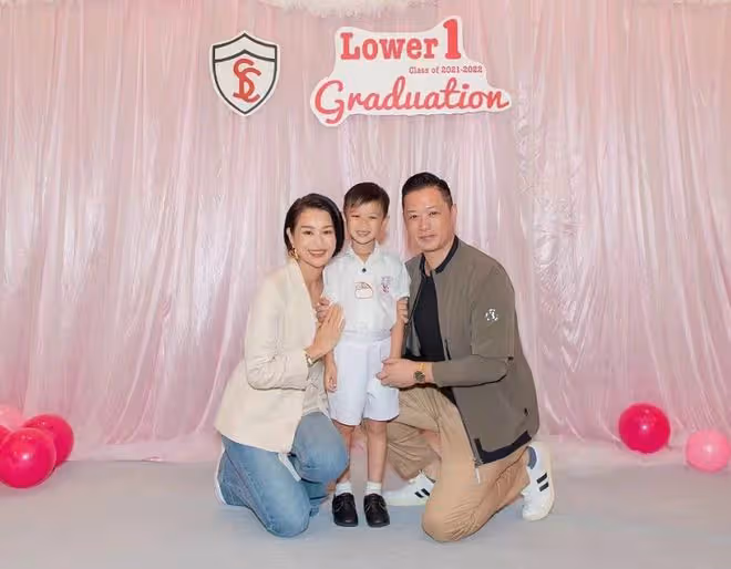 胡杏兒夫婦出席長子畢業禮!仨兒子手牽手太可愛,一年學費7萬