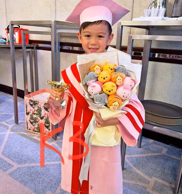 胡杏兒夫婦出席長子畢業禮!仨兒子手牽手太可愛,一年學費7萬