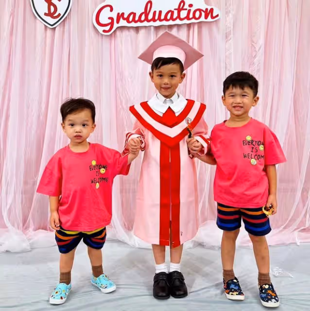 胡杏兒夫婦出席長子畢業禮!仨兒子手牽手太可愛,一年學費7萬