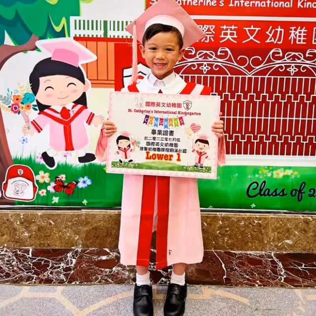 胡杏兒夫婦出席長子畢業禮!仨兒子手牽手太可愛,一年學費7萬