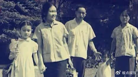 張藝謀和他的3個女人,一張 30年前的照片流出,原來最寵的人是她