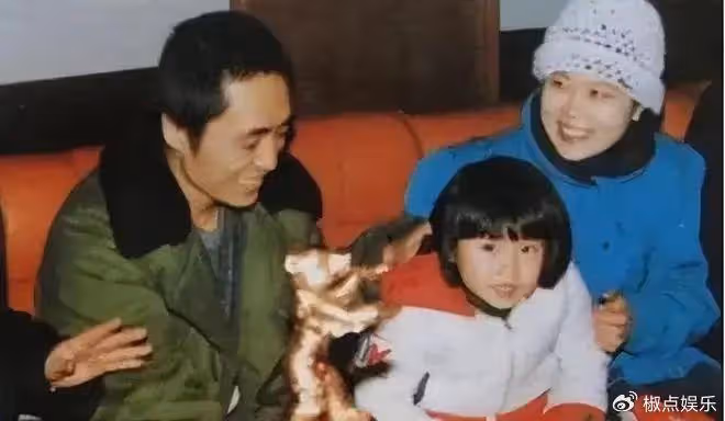張藝謀和他的3個女人,一張 30年前的照片流出,原來最寵的人是她