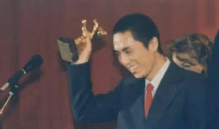 張藝謀和他的3個女人,一張 30年前的照片流出,原來最寵的人是她
