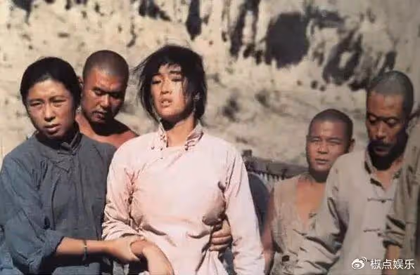 張藝謀和他的3個女人,一張 30年前的照片流出,原來最寵的人是她