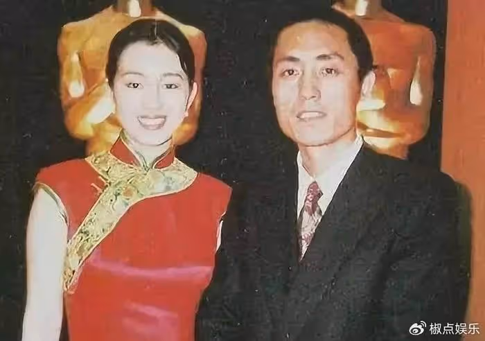張藝謀和他的3個女人,一張 30年前的照片流出,原來最寵的人是她