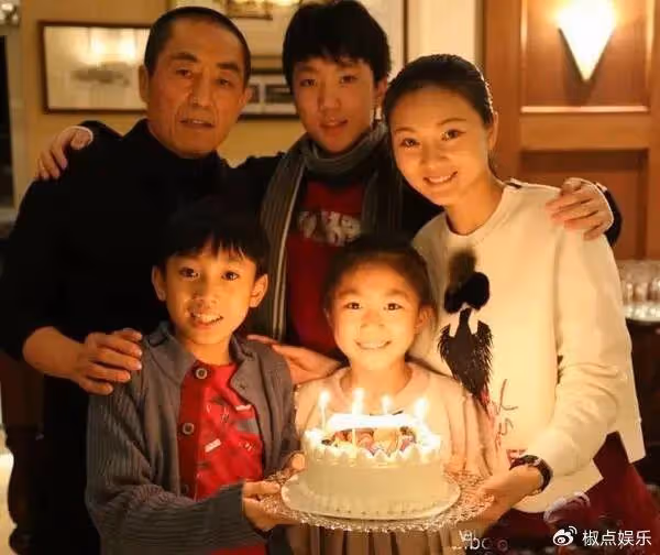 張藝謀和他的3個女人,一張 30年前的照片流出,原來最寵的人是她