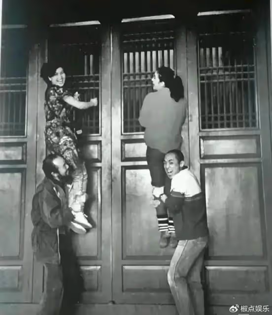 張藝謀和他的3個女人,一張 30年前的照片流出,原來最寵的人是她