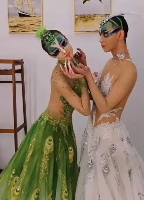 楊麗萍大玩擦邊球,男舞者幾近全裸跳舞,女舞者摸其下體引非議