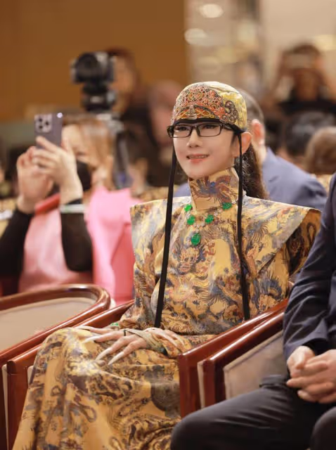 楊麗萍大玩擦邊球,男舞者幾近全裸跳舞,女舞者摸其下體引非議