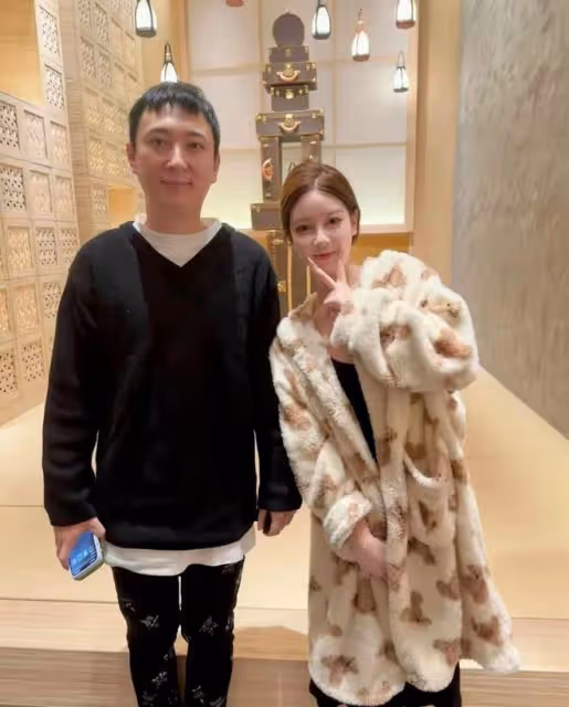 王思聰與餐廳老闆娘合影!穿黑色毛衣站姿搶鏡,酒喝得通紅好拘束