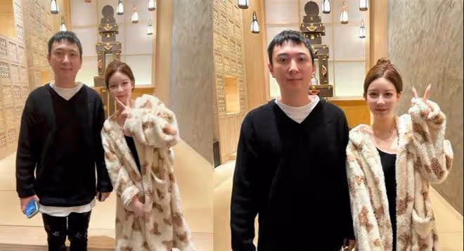 王思聰與餐廳老闆娘合影!穿黑色毛衣站姿搶鏡,酒喝得通紅好拘束