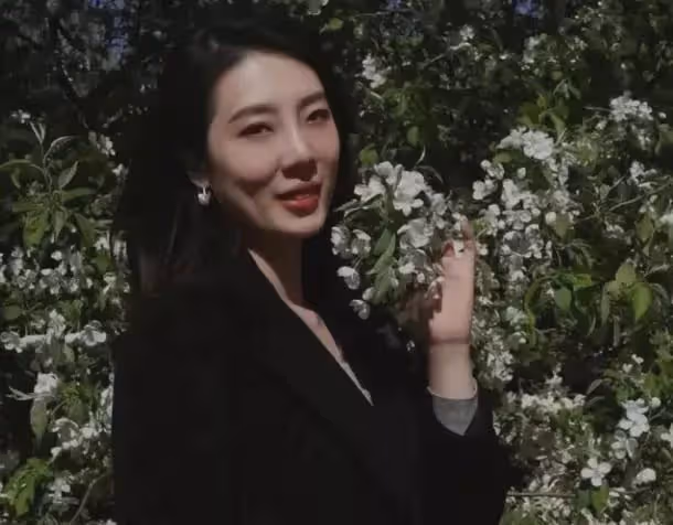 董思槿近況曝光,穿黑裙顴骨高聳被指尖酸,頻去健身房疑重找金主
