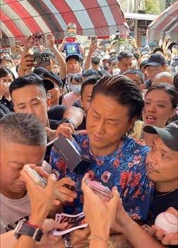 台灣粉絲拿2物給.韓哥簽名!他不忍了怒轟5字