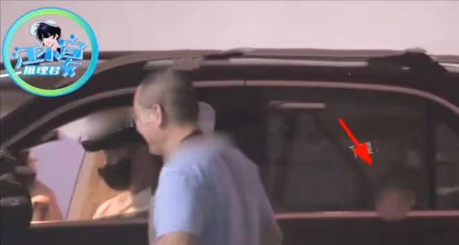 吳奇隆帶兒子探班劉詩詩,父子現身橫店劉詩詩住所,力破婚變謠言