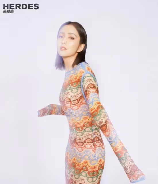 38歲佟麗婭徹底蛻變！梳油頭穿復古裙拍大片，清純女神變霸氣女王