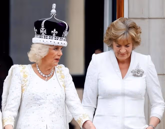卡米拉不顧英國王室臉面,把前夫名字繡到禮服上,提拔子女和閨蜜