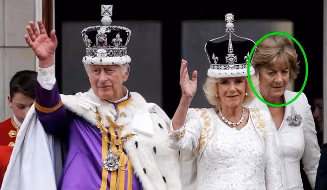卡米拉不顧英國王室臉面,把前夫名字繡到禮服上,提拔子女和閨蜜