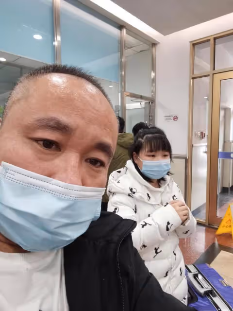 女孩患病生父外出打工，繼父賣房全力相救：只盼她能喊聲「爸爸」