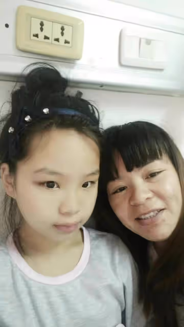 女孩患病生父外出打工，繼父賣房全力相救：只盼她能喊聲「爸爸」
