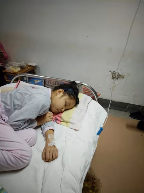 女孩患病生父外出打工，繼父賣房全力相救：只盼她能喊聲「爸爸」