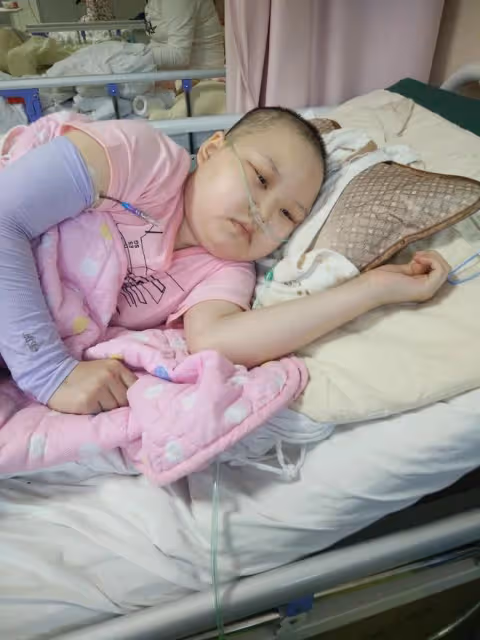女孩患病生父外出打工,繼父賣房全力相救:只盼她能喊聲「爸爸」