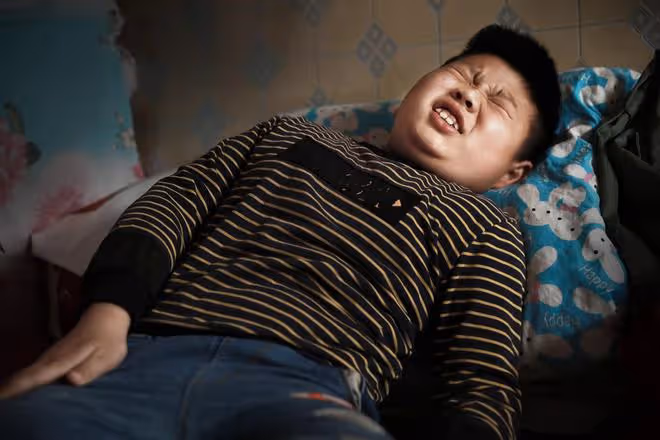 男子得知兒子重疾來自妻子遺傳後悄然出走,女子獨守十年頑強救子