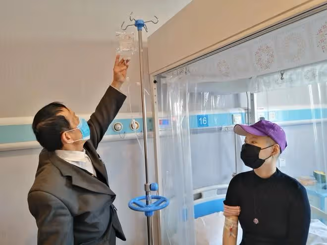血癌復發230萬元「打水漂」,少女淚謝繼母:來世再做您女兒