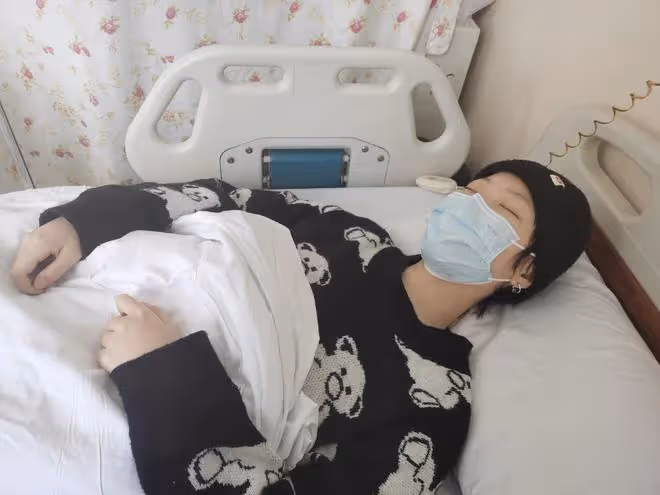 血癌復發230萬元「打水漂」,少女淚謝繼母:來世再做您女兒