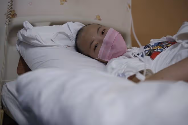 血癌復發230萬元「打水漂」,少女淚謝繼母:來世再做您女兒