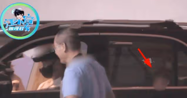 吳奇隆帶兒子橫店探班劉詩詩,4歲步步乖巧可愛,破產婚變傳聞