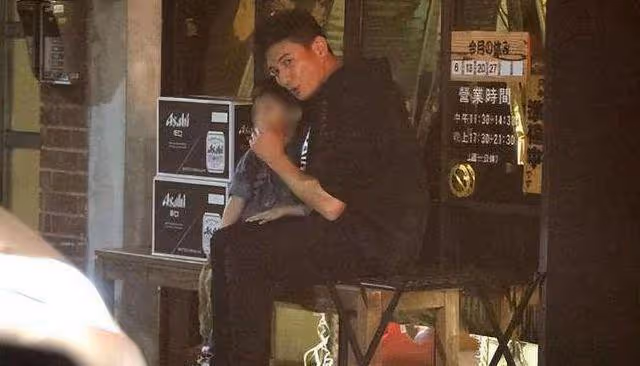 吳奇隆帶兒子橫店探班劉詩詩,4歲步步乖巧可愛,破產婚變傳聞