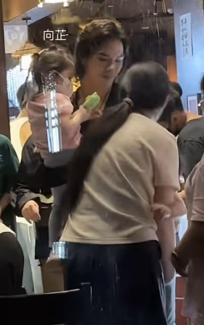 向佐郭碧婷被偶遇,一人抱一個孩子互動有愛,弟弟大眼睛靈動好萌