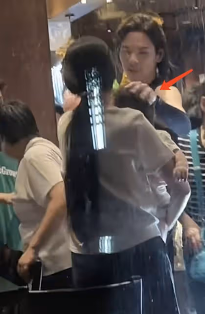 向佐郭碧婷被偶遇,一人抱一個孩子互動有愛,弟弟大眼睛靈動好萌