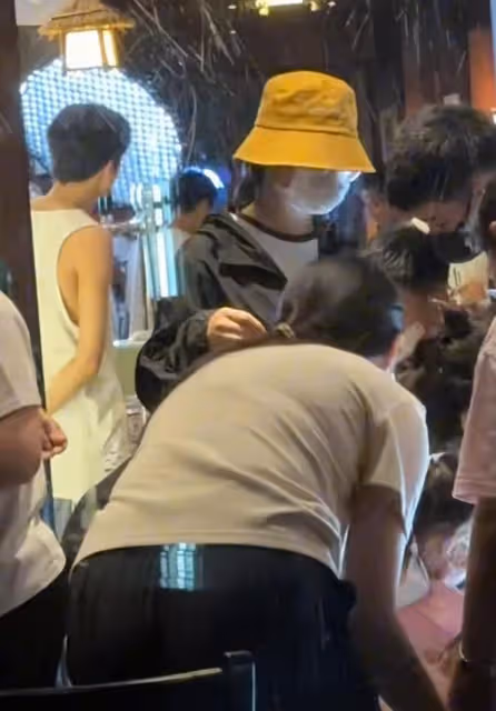 向佐郭碧婷被偶遇,一人抱一個孩子互動有愛,弟弟大眼睛靈動好萌