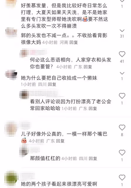 向佐郭碧婷被偶遇,一人抱一個孩子互動有愛,弟弟大眼睛靈動好萌