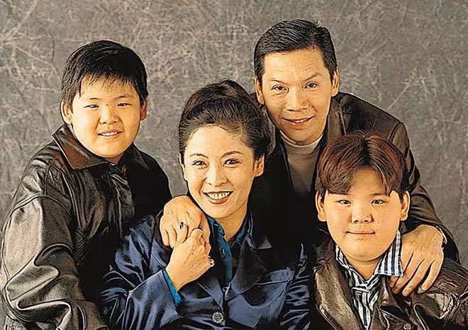 向佐郭碧婷被偶遇,一人抱一個孩子互動有愛,弟弟大眼睛靈動好萌