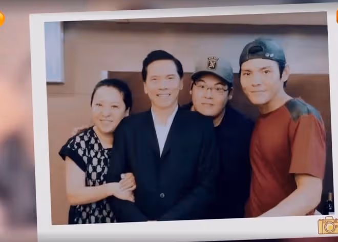 向佐郭碧婷被偶遇,一人抱一個孩子互動有愛,弟弟大眼睛靈動好萌