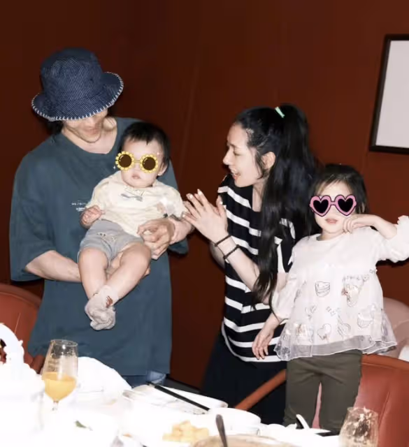向佐郭碧婷被偶遇,一人抱一個孩子互動有愛,弟弟大眼睛靈動好萌