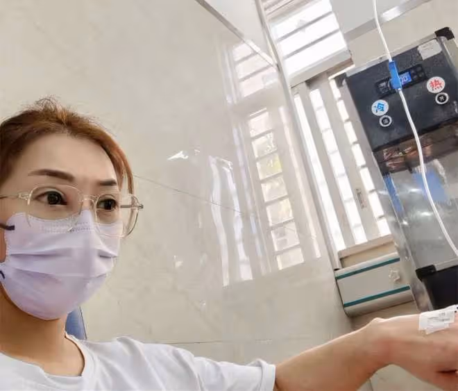 52歲港星定居東莞緊急入院!抑鬱症感冒藥混吃,藥物敏感渾身瘙癢