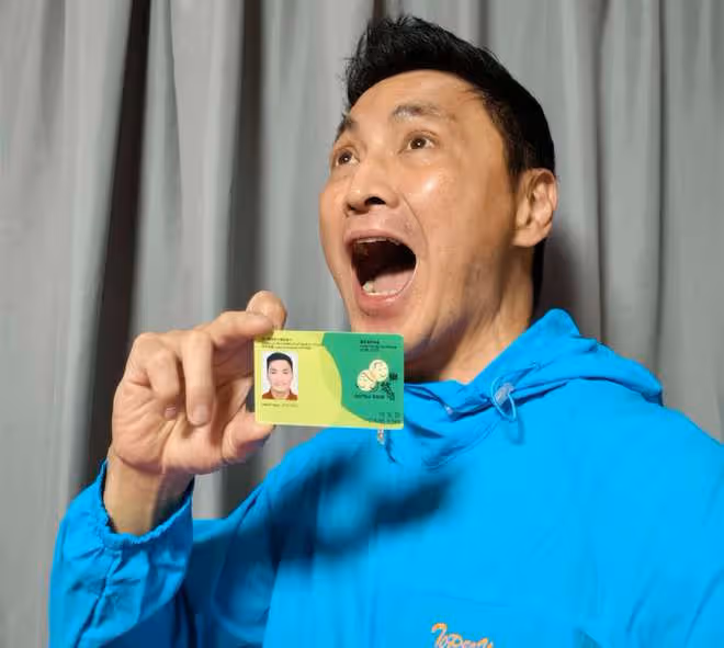 知名港星領老人優惠證被嘲丟人!本人大方回應,開工廠身家豐厚