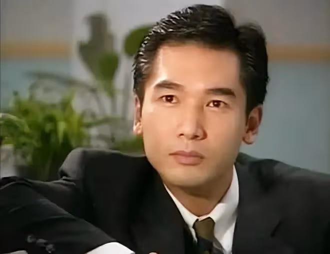 知名港星領老人優惠證被嘲丟人!本人大方回應,開工廠身家豐厚